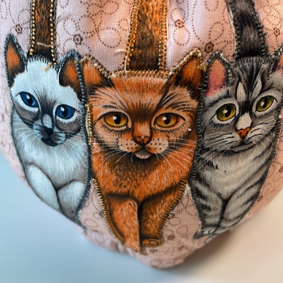 Handcrafted one of a kind tea Cosy . 100% quality cotton. Reversible medium size - Picture 3 of 5